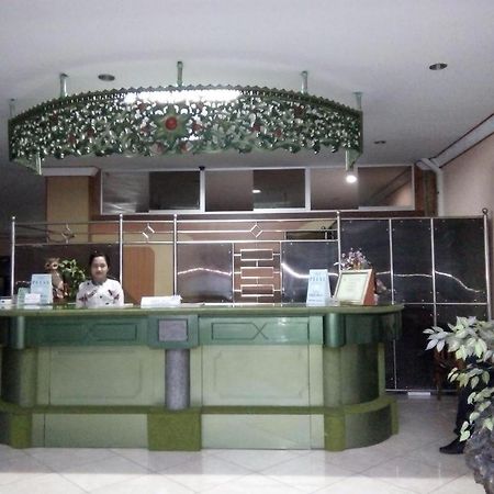 New Merdeka Hotel Jembel Exterior foto